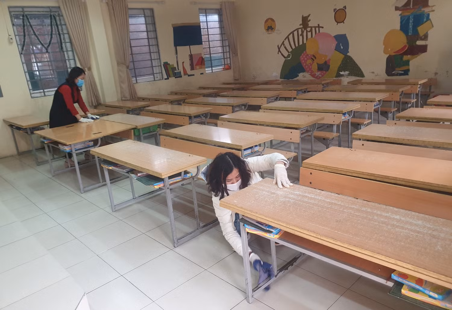 Giáo viên Trường Tiểu học Phú La vệ sinh lớp học cẩn thận. Ảnh: Trường tiểu học Phú La. Giáo viên Trường Tiểu học Phú La vệ sinh lớp học cẩn thận. Ảnh: Trường tiểu học Phú La.