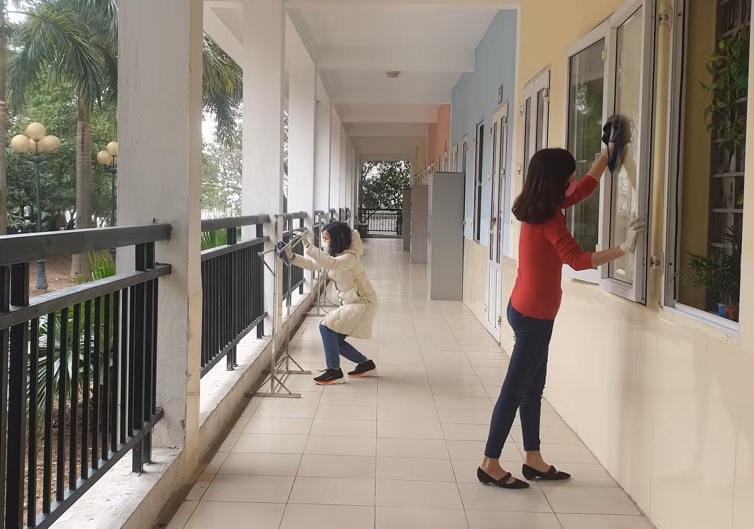 Ngoài việc vệ sinh, khử trùng, các lớp học sẽ được trang bị dung dịch rửa tay khô diệt khuẩn để giáo viên, học sinh sử dụng. Ảnh: TH Phú La. Ngoài việc vệ sinh, khử trùng, các lớp học sẽ được trang bị dung dịch rửa tay khô diệt khuẩn để giáo viên, học sinh sử dụng. Ảnh: TH Phú La.