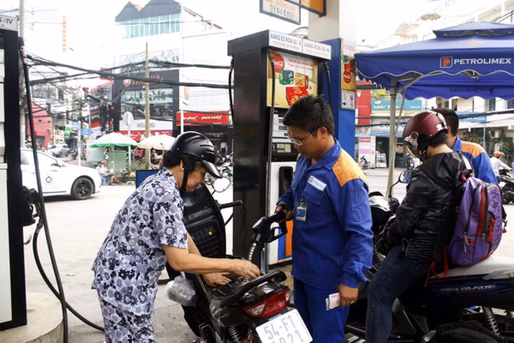 Giá xăng được Liên bộ điều chỉnh giảm. Ảnh: TTXVN.