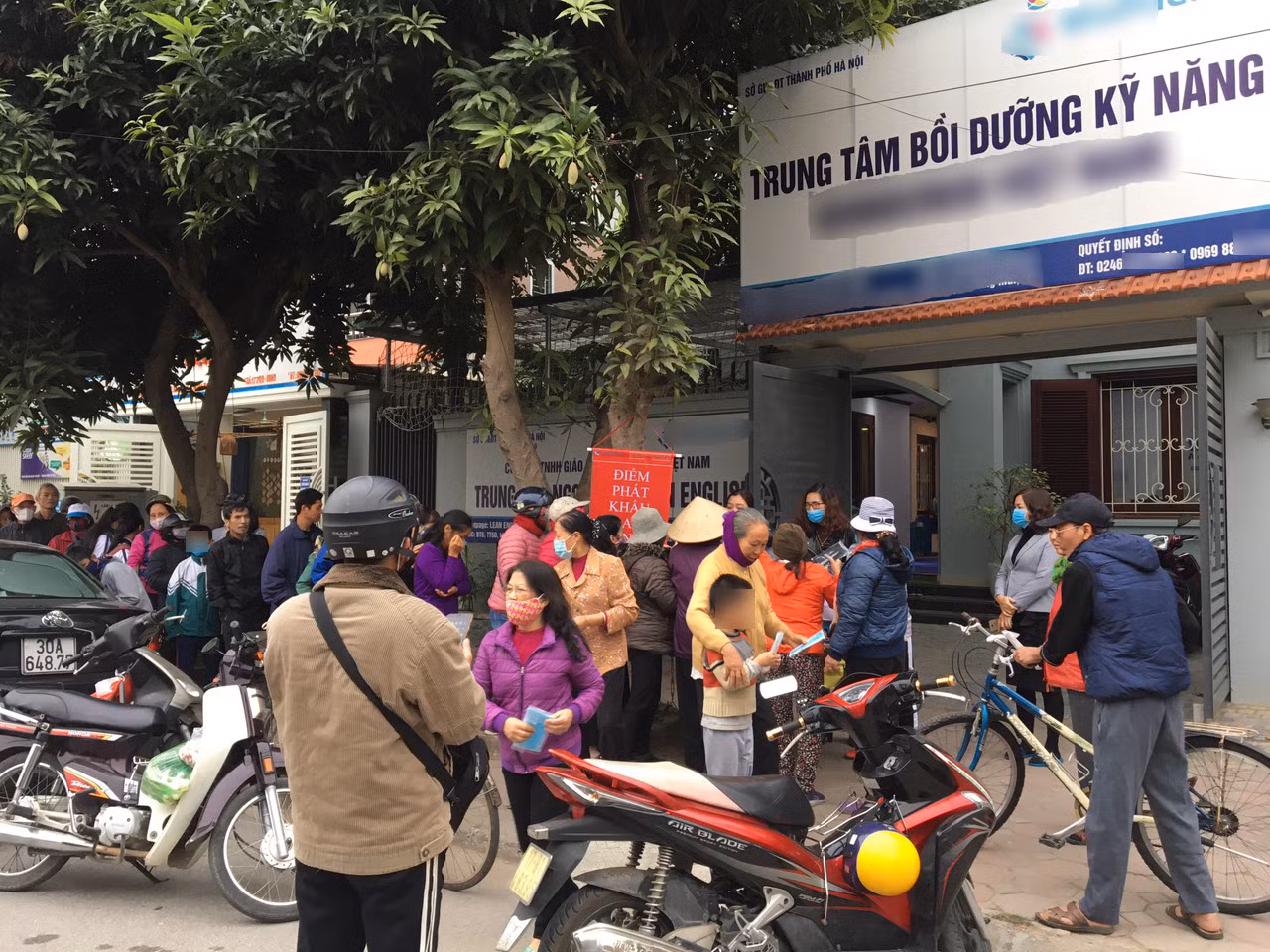 Trung tâm nhận trông giữ trẻ gần Trường tiểu học Chu Văn An (quận Hoàng Mai) phát khẩu trang y tế miễn phí cho phụ huynh, học sinh. Mức học phí tại trung tâm này 235.000 đồng/ngày/học sinh (đã bao gồm tiền ăn). Ảnh: W.K.