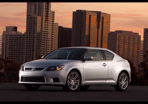 Scion TC thuộc hãng Toyota, là mẫu xe coupe cỡ nhỏ kiểu dáng thể thao, thoải mái khi lái, có giá 18.575 USD. Scion TC thuộc hãng Toyota, là mẫu xe coupe cỡ nhỏ kiểu dáng thể thao, thoải mái khi lái, có giá 18.575 USD.