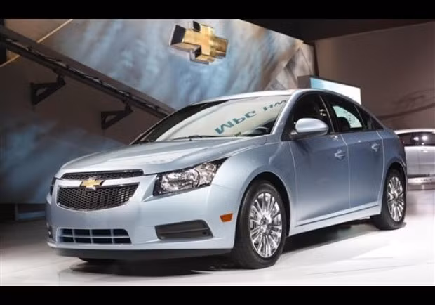 Chevrolet Cruze: Mẫu xe này cao cấp hơn so với hầu hết các xe cỡ nhỏ khác, Cruze mang đường nét mạnh mẽ và khỏe khoắn hơn. Xe được trang bị động cơ tăng áp, đạt hiệu suất cao và tiết kiệm nhiên liệu. Giá của mẫu xe này là16.720 USD. Chevrolet Cruze: Mẫu xe này cao cấp hơn so với hầu hết các xe cỡ nhỏ khác, Cruze mang đường nét mạnh mẽ và khỏe khoắn hơn. Xe được trang bị động cơ tăng áp, đạt hiệu suất cao và tiết kiệm nhiên liệu. Giá của mẫu xe này là16.720 USD.