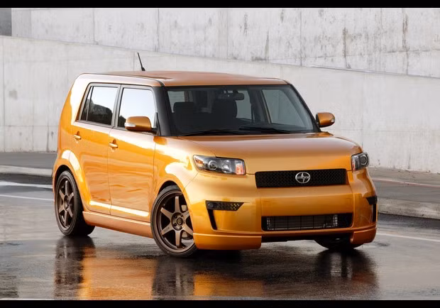 Scion xB là mẫu xe thuộc hãng Toyota có giá 16.300 USD, kiểu dáng “hộp”, tuy là mẫu xe cỡ nhỏ nhưng không gian bên trong được bố trí hợp lí nên không khiến người ngồi lái cảm thấy chặt chội. Scion xB là mẫu xe thuộc hãng Toyota có giá 16.300 USD, kiểu dáng “hộp”, tuy là mẫu xe cỡ nhỏ nhưng không gian bên trong được bố trí hợp lí nên không khiến người ngồi lái cảm thấy chặt chội.