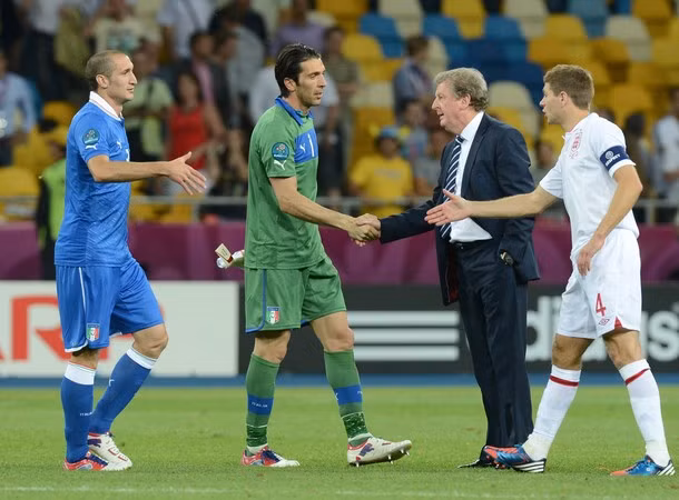 Italia đã phá dớp lịch sử hay thua trên chấm 11m.