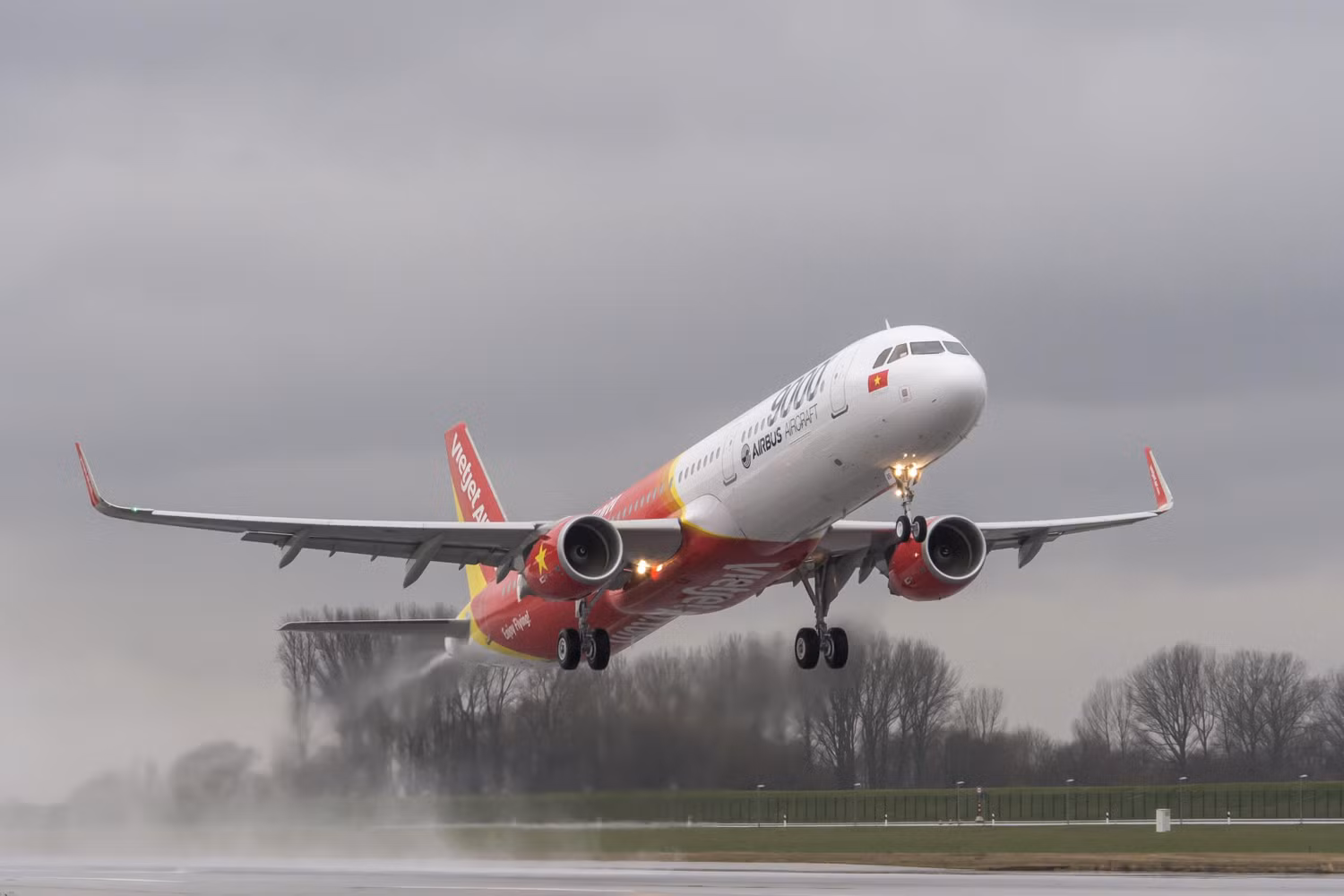 Sửa đường băng Tân Sơn Nhất nhiều chuyến bay Vietjet bị ảnh hưởng. Sửa đường băng Tân Sơn Nhất nhiều chuyến bay Vietjet bị ảnh hưởng.