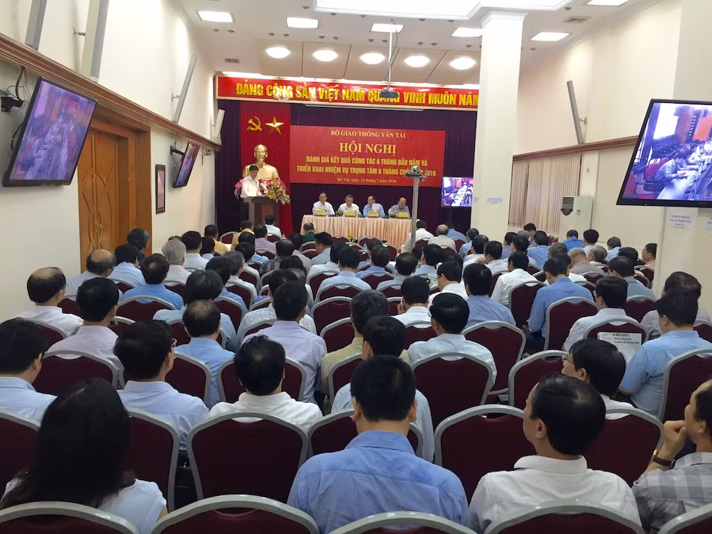 Bộ trưởng Trương Quang Nghĩa cùng các lãnh đạo Bộ Giao thông vận tải điều hành Hội nghị trực tuyến Sơ kết thực hiện nhiệm vụ 6 tháng đầu năm và triển khai nhiệm vụ trọng tâm 6 tháng cuối năm 2016 - ảnh nguồn Bộ Giao thông vận tải