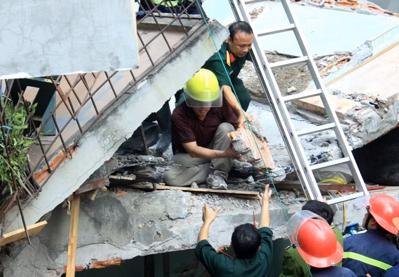 Lực lượng cứu hộ rất cần thận bới từng viên gạch nhằm cứu lấy sinh mạng của hai cháu bé. Lực lượng cứu hộ rất cần thận bới từng viên gạch nhằm cứu lấy sinh mạng của hai cháu bé.