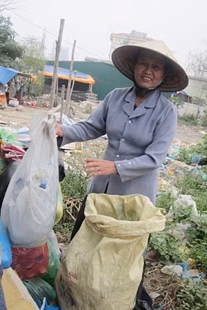 Dù mưa hay nhưng ông và bà vẫn đều đặn có mặt ở khu vực xung quanh bến xe Mỹ Đình để nhặt rác.