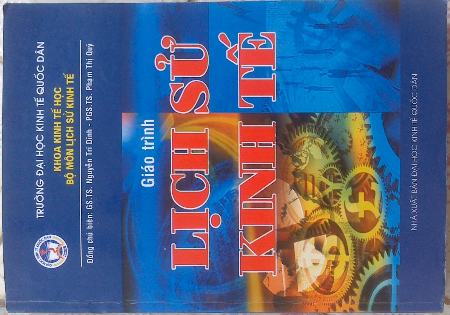 Cuốn sách “Lịch Sử Kinh Tế” do GS.TS Nguyễn Trí Dĩnh và PGS.TS Phạm Thị Quý chủ biên được bán với giá 50.000 đồng (giá bìa là 70.000 đồng). Thế nhưng đúng là tiền nào của ấy, cuốn sách in lậu này có rất nhiều lỗi khiến người đọc bực bội, tức nổ đom đóm mắt. Cuốn sách “Lịch Sử Kinh Tế” do GS.TS Nguyễn Trí Dĩnh và PGS.TS Phạm Thị Quý chủ biên được bán với giá 50.000 đồng (giá bìa là 70.000 đồng). Thế nhưng đúng là tiền nào của ấy, cuốn sách in lậu này có rất nhiều lỗi khiến người đọc bực bội, tức nổ đom đóm mắt.