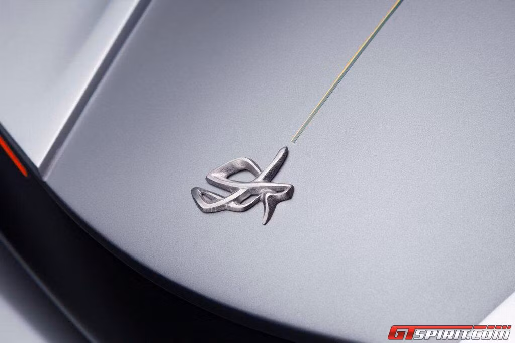 Logo của xe chính là chữ kí của Doni và được chế tác bằng vàng 24k. Logo của xe chính là chữ kí của Doni và được chế tác bằng vàng 24k.