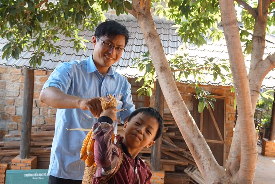 Thầy giáo Mai Văn Chuyền một lòng vì học sinh (Ảnh:NVCC)