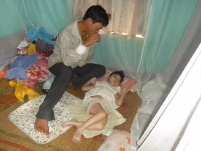 Đắng lòng cảnh người cha chăm hai con bại liệt, vợ u xơ tuyến vú