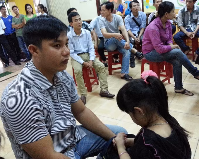 Anh Lê Văn Châu vẫn tin tưởng chất lượng của nhà trường và sẽ tiếp tục gửi con theo học tại trường. Ảnh Thùy Linh