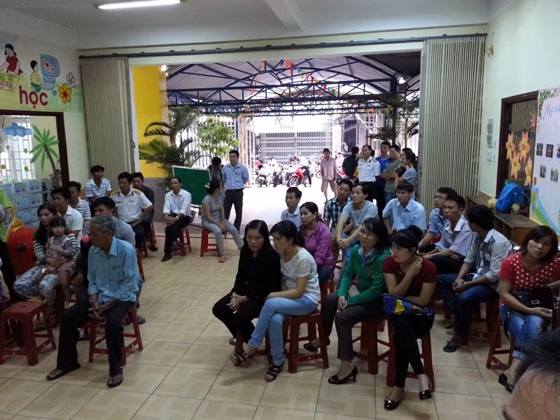 Nhiều phụ huynh lo lắng liệu con em họ có bị mẹ con bà Nga đầu độc ma túy trong thời gian vừa qua hay không?. Ảnh Thùy Linh