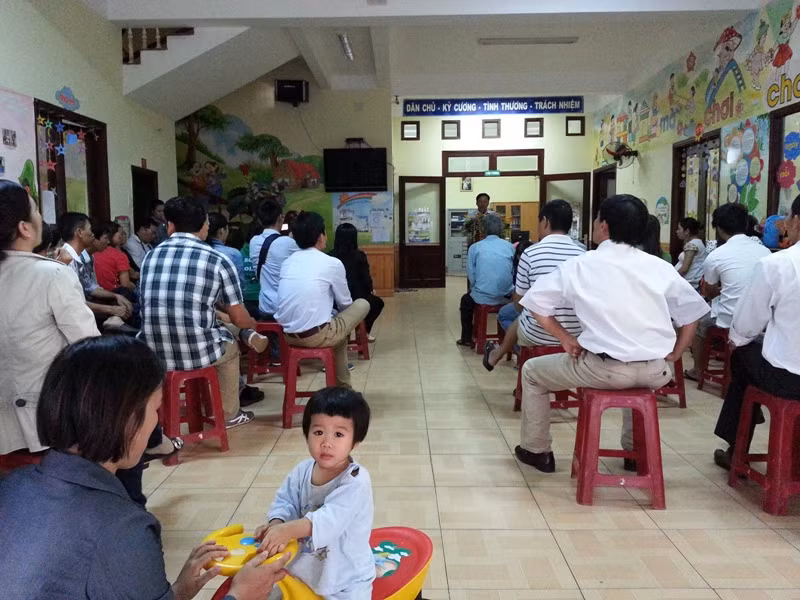 Chiều 24/10, lãnh đạo UBND phường Thọ Quang đã nói chuyện với phụ huynh học sinh trường mầm non Sao Sáng và hứa nếu lỡ trường có bị đóng cửa thì chính quyền địa phương sẽ lo nơi khác để con em tiếp tục học tập. Ảnh Thùy Linh