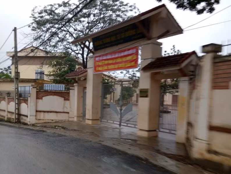 Mặc dù mới được đón nhận bằng trường đạt chuẩn Quốc Gia. Tuy nhiên ban lãnh đạo, cán bộ giáo viên Trường trung học cơ sở Đường Lâm thực hiện thiếu nghiêm túc, mập mờ, thiếu công khai trong khi triển khai các khoản thu, chi đầu năm học 2016-2017 (ảnh MC)