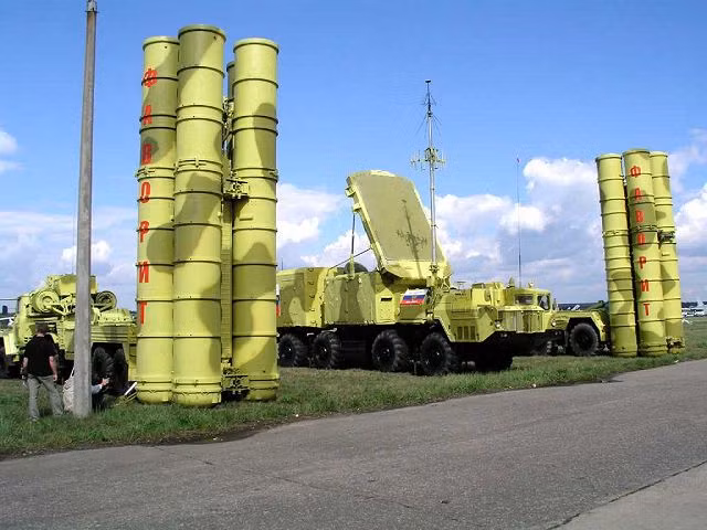 Hệ thống tên lửa phòng không S-300 Nga