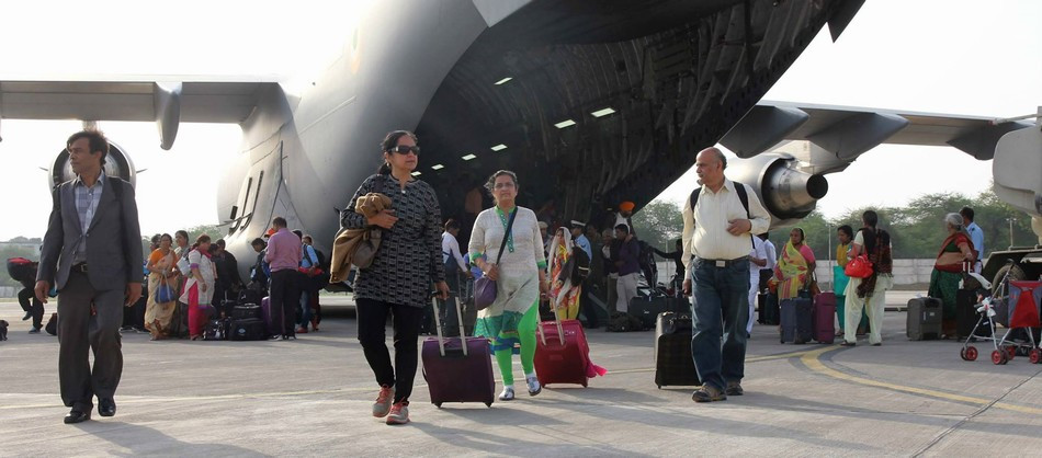 Ngày 26 tháng 4 năm 2015, máy bay vận tải chiến lược C-17 Không quân Ấn Độ vật chuyển các nạn nhân động đất về New Delhi Ngày 26 tháng 4 năm 2015, máy bay vận tải chiến lược C-17 Không quân Ấn Độ vật chuyển các nạn nhân động đất về New Delhi