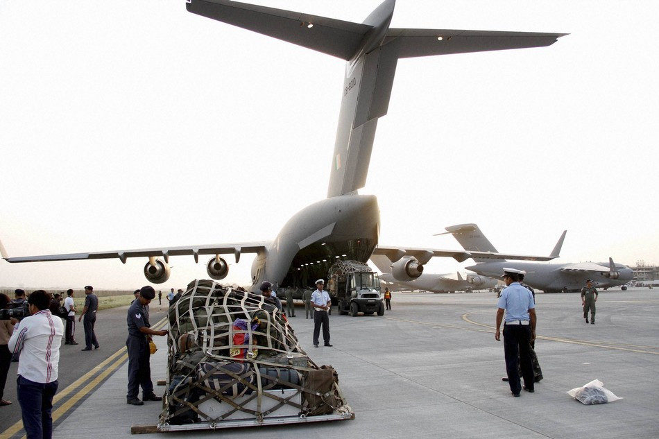 Ngày 26 tháng 4 năm 2015, máy bay vận tải chiến lược C-17 Không quân Ấn Độ vật chuyển vật tư đến Kathmandu Ngày 26 tháng 4 năm 2015, máy bay vận tải chiến lược C-17 Không quân Ấn Độ vật chuyển vật tư đến Kathmandu