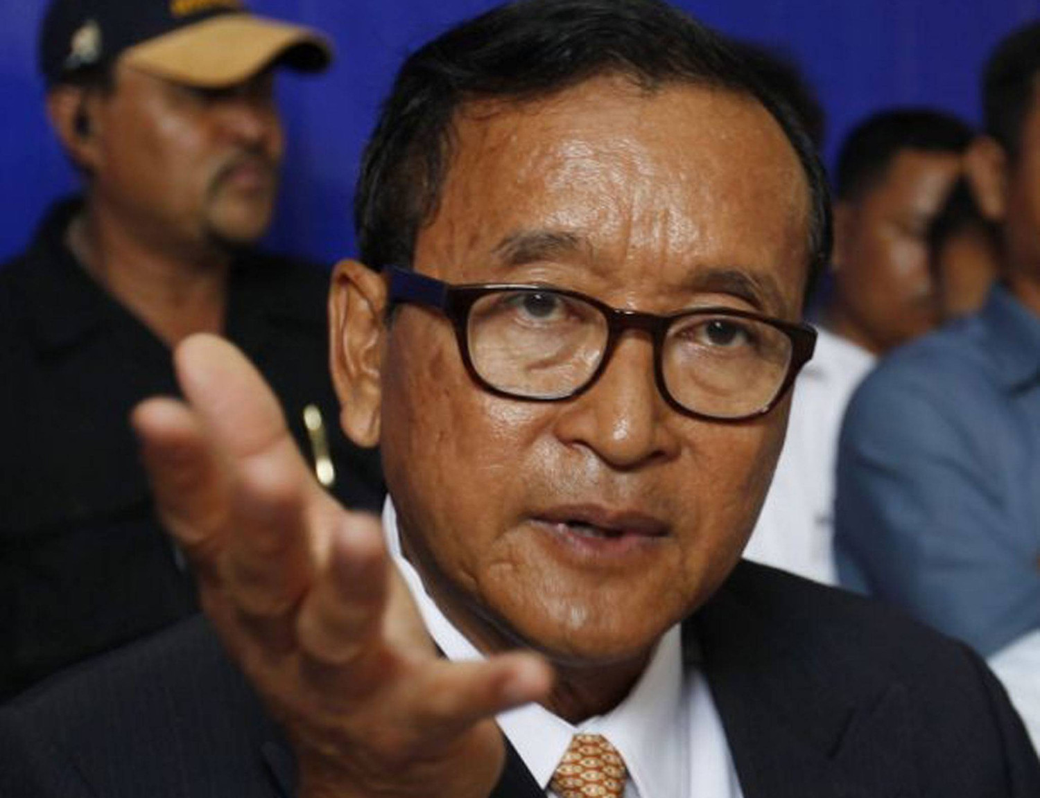 Ông Sam Rainsy, lãnh đạo đảng Cứu nguy dân tộc Campuchia là người đưa ra những quan điểm hết sức sai lệch về vấn đề chủ quyền lãnh thổ, kích thích chủ nghĩa dân tộc cực đoan và gây tổn hại đến quan hệ Campuchia - Việt Nam. Ông Sam Rainsy, lãnh đạo đảng Cứu nguy dân tộc Campuchia là người đưa ra những quan điểm hết sức sai lệch về vấn đề chủ quyền lãnh thổ, kích thích chủ nghĩa dân tộc cực đoan và gây tổn hại đến quan hệ Campuchia - Việt Nam.