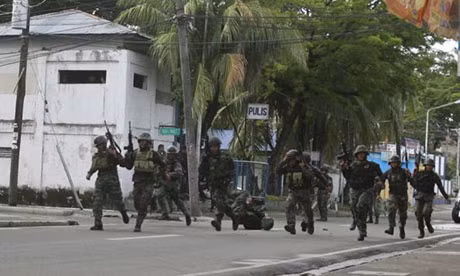 Lính hải quân Philippines truy quét nhóm phiến quân tại Zamboanga. Lính hải quân Philippines truy quét nhóm phiến quân tại Zamboanga.