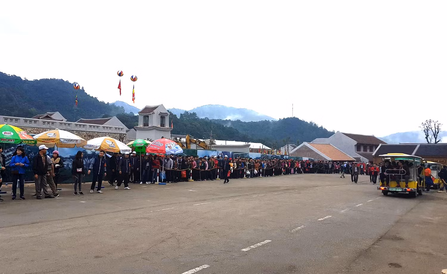 Ngoài các phí xe điện, cáp treo, người dân hành hương về đất phật Yên Tử còn phải trả phí tham quan.