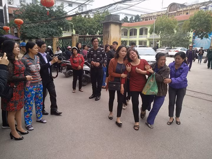 Gia đình, bạn bè nạn nhân tập trung tại cồng bệnh viện yêu cầu làm rõ nguyên nhân tử vong Gia đình, bạn bè nạn nhân tập trung tại cồng bệnh viện yêu cầu làm rõ nguyên nhân tử vong