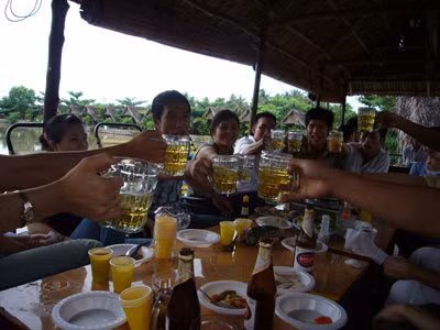 Rượu, bia quá chén sẽ làm mất phẩm chất, tư cách người công chức, cán bộ. (Ảnh minh họa).
