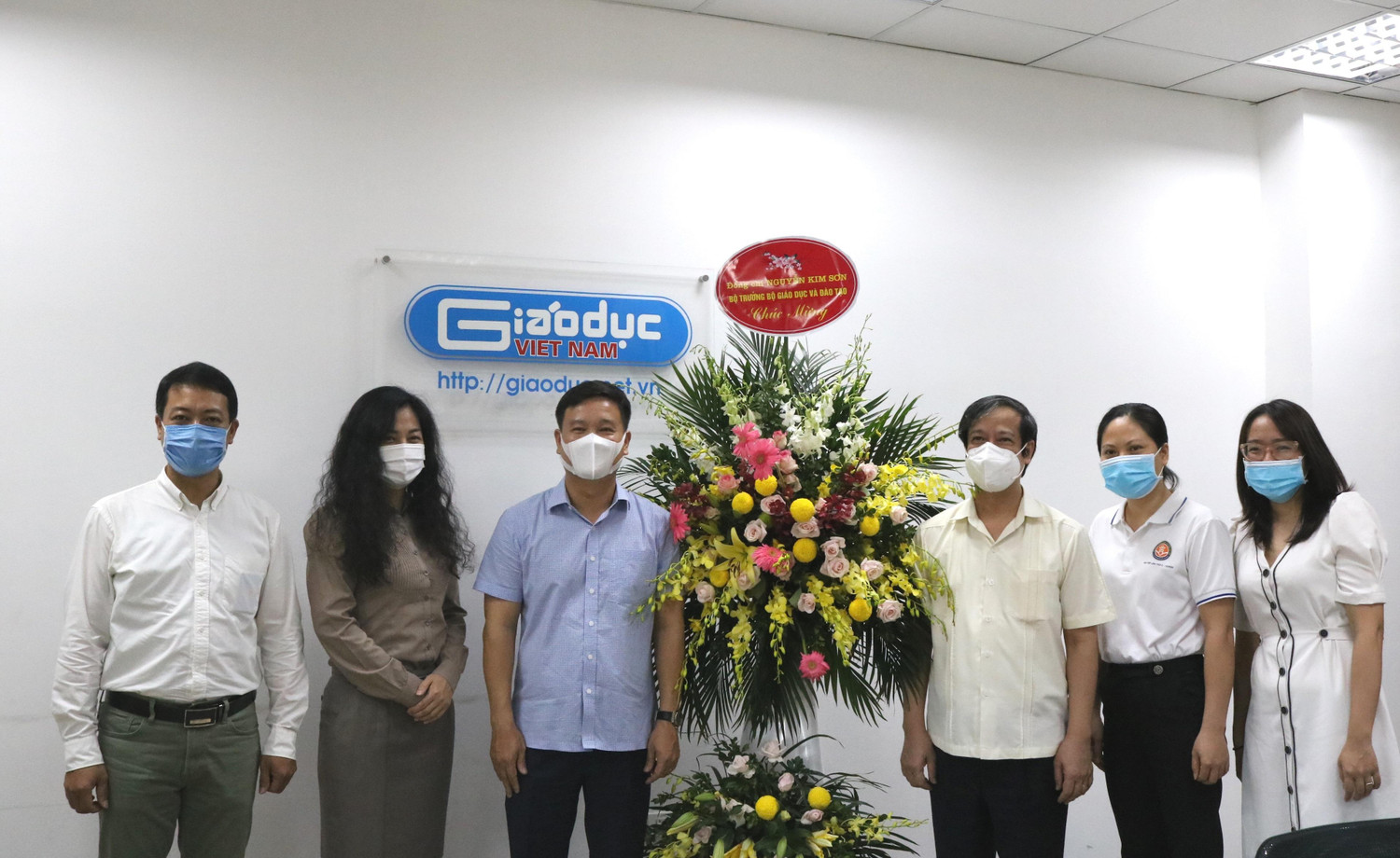 Bộ trưởng Nguyễn Kim Sơn cùng đoàn cán bộ của Bộ Giáo dục và Đào tạo chụp ảnh kỷ niệm với Ban biên tập Tạp chí điện tử Giáo dục Việt Nam (ảnh: Lại Cường)
