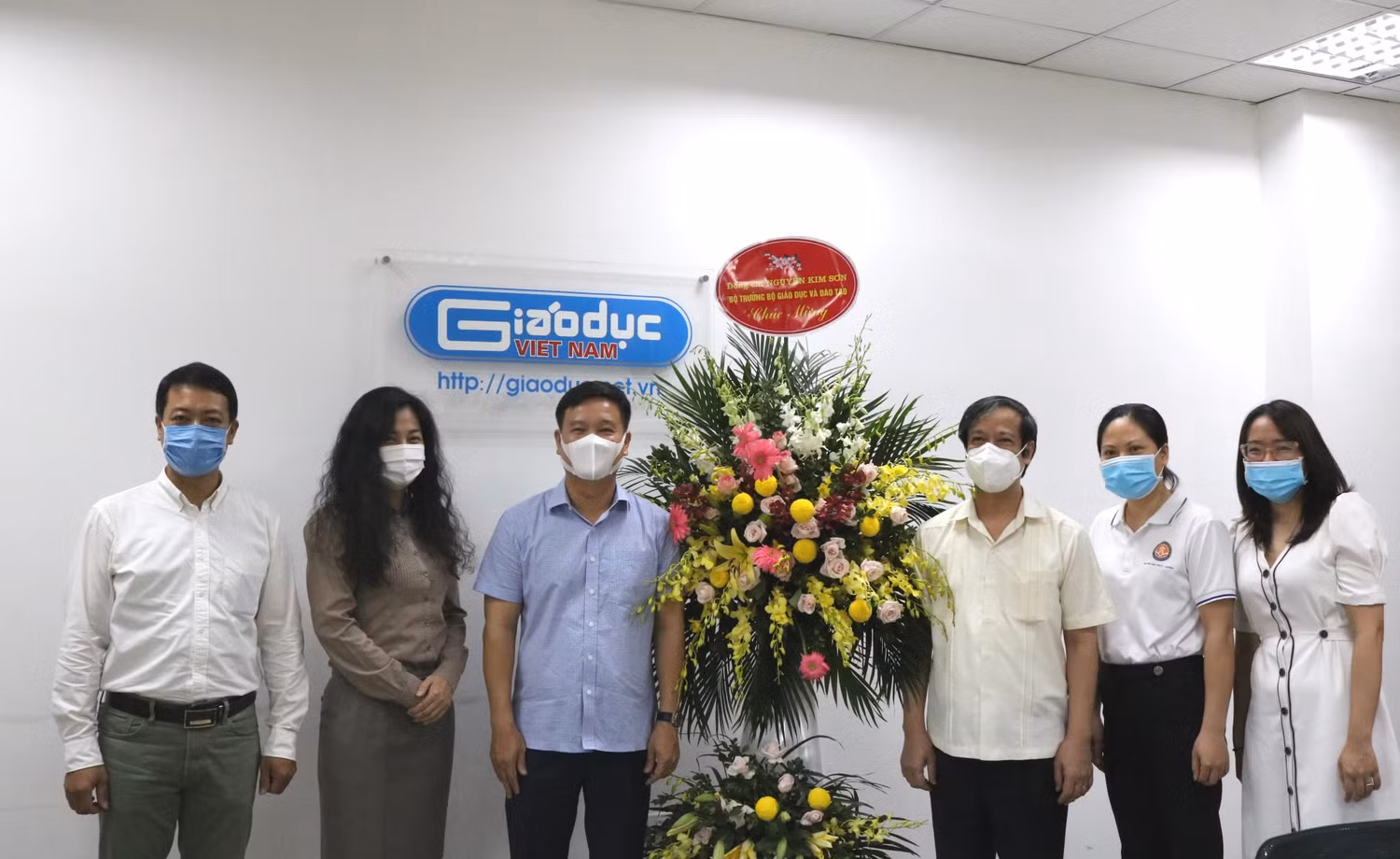 Bộ trưởng Nguyễn Kim Sơn cùng đoàn cán bộ của Bộ Giáo dục và Đào tạo chụp ảnh kỷ niệm với Ban biên tập Tạp chí điện tử Giáo dục Việt Nam (ảnh: Lại Cường)