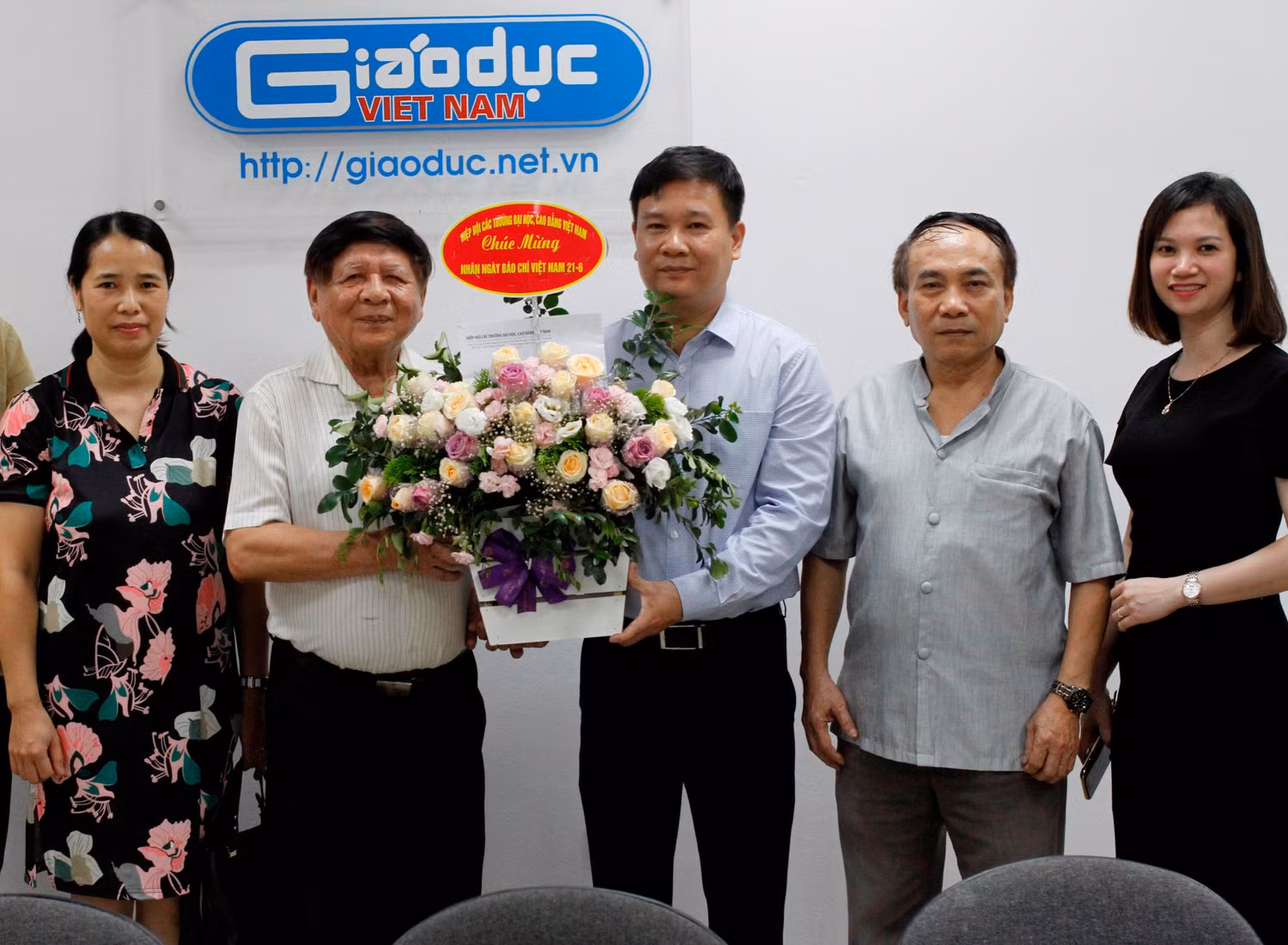 Thường trực Hiệp hội tới chúc mừng tới cán bộ, phóng biên, biên tập viên Tạp chí điện tử Giáo dục Việt Nam năm 2020 (ảnh: Tùng Dương)