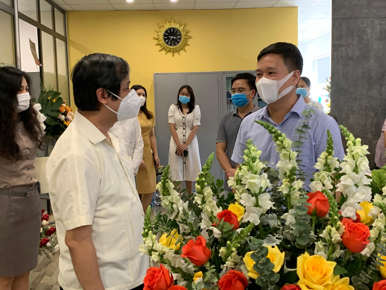 Bộ trưởng Bộ Giáo dục và Đào tạo Nguyễn Kim Sơn đã đi thăm toàn bộ Tòa soạn Tạp chí điện tử Giáo dục Việt Nam (Ảnh: Tùng Dương)