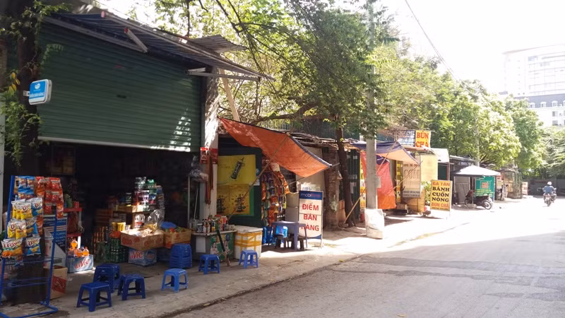 Hiện nay, dãy ki ốt này đang được người dân tại đây cho thuê lại để làm hàng quán khiến người dân vô cùng bức xúc. Ảnh Trần Việt.