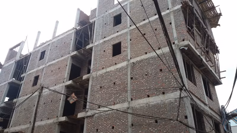Đã xây dựng vượt tầng, cồng trình này còn không được che chắn cẩn thận khiến vật liệu rơi vãi xuống đường khiến người dân mỗi lần đi qua đây rất sợ bị vật liệu rơi vào đầu. Ảnh Bảo Nam. Đã xây dựng vượt tầng, cồng trình này còn không được che chắn cẩn thận khiến vật liệu rơi vãi xuống đường khiến người dân mỗi lần đi qua đây rất sợ bị vật liệu rơi vào đầu. Ảnh Bảo Nam.