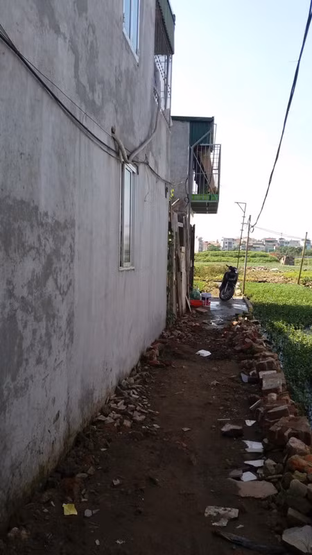 Những ngôi nhà nằm cạnh với cánh đồng đã được đưa vào sử dụng. Ảnh Bảo Nam.
