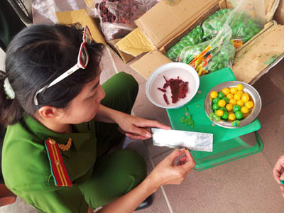 Bên trong những quả mứt táo tươi ngon này là những hạt bằng nhựa. Bên trong những quả mứt táo tươi ngon này là những hạt bằng nhựa.