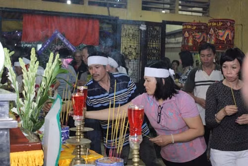 Người thân thắp những nén hương đầu tiên cho người quá cố Người thân thắp những nén hương đầu tiên cho người quá cố