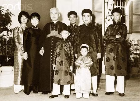 Anh em Ngô Đình Cẩn trong ngày mừng thọ bà Anna Phạm Thị Thân. Anh em Ngô Đình Cẩn trong ngày mừng thọ bà Anna Phạm Thị Thân.