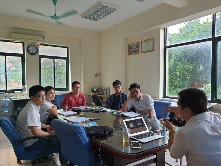 Tìm hiểu về Vật lý là niềm đam mê của Trần Thanh Long và nhiều bạn. Ảnh: NVCC