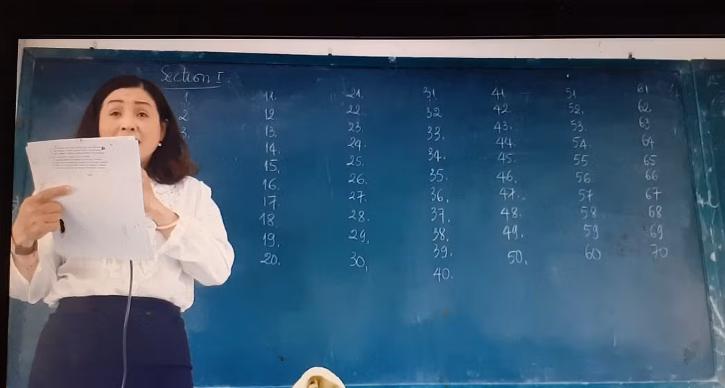 Giảng viên ôn Anh văn kĩ từng câu thế này nhưng vào thi gần như chỉ trúng một hai câu hoặc không trúng câu nào (Ảnh chụp từ clip) Giảng viên ôn Anh văn kĩ từng câu thế này nhưng vào thi gần như chỉ trúng một hai câu hoặc không trúng câu nào (Ảnh chụp từ clip)