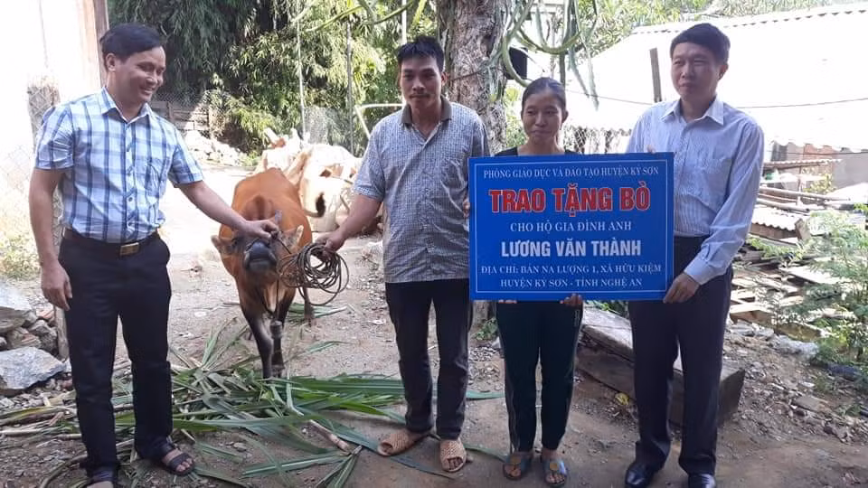 Hằng năm, giáo viên huyện Kỳ Sơn vẫn đang phải ủng hộ một ngày lương mua bò hoặc heo tặng gia đình nghèo (Ảnh CTV) Hằng năm, giáo viên huyện Kỳ Sơn vẫn đang phải ủng hộ một ngày lương mua bò hoặc heo tặng gia đình nghèo (Ảnh CTV)