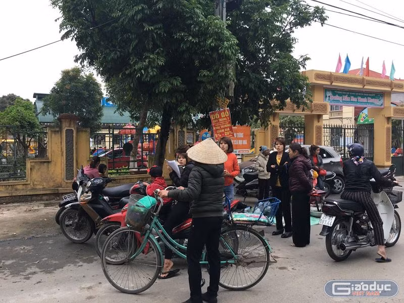 Nhiều phụ huynh bức xúc kéo đến cổng Trường mầm non Thanh Khương để nói về chuyện con em họ đi học ăn phải thịt lợn nghi nhiễm sán gạo. Ảnh: Vũ Phương. Nhiều phụ huynh bức xúc kéo đến cổng Trường mầm non Thanh Khương để nói về chuyện con em họ đi học ăn phải thịt lợn nghi nhiễm sán gạo. Ảnh: Vũ Phương.