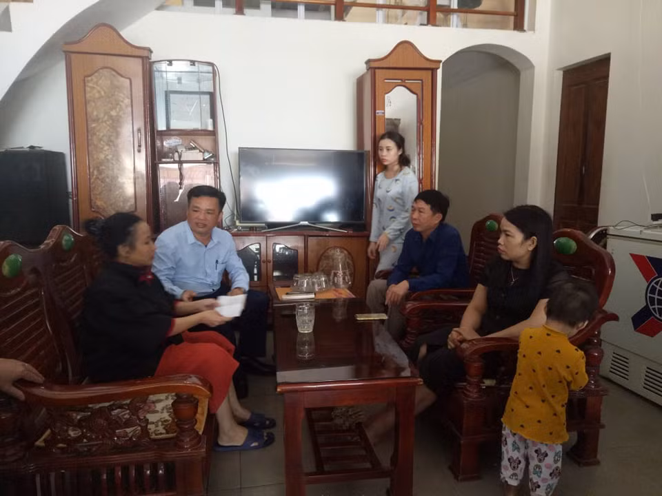 Lãnh đạo Phòng Giáo dục Kỳ Sơn thăm và tặng quà giáo viên bị bệnh hiểm nghèo (Ảnh CTV) Lãnh đạo Phòng Giáo dục Kỳ Sơn thăm và tặng quà giáo viên bị bệnh hiểm nghèo (Ảnh CTV)