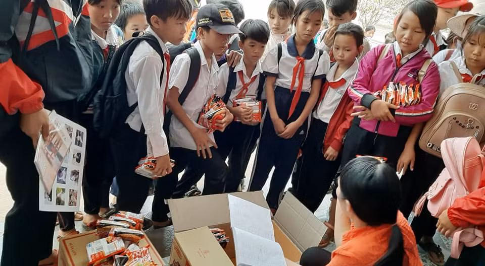 Học sinh háo hức chờ đợi được gọi tên (Ảnh nhà trường cung cấp)