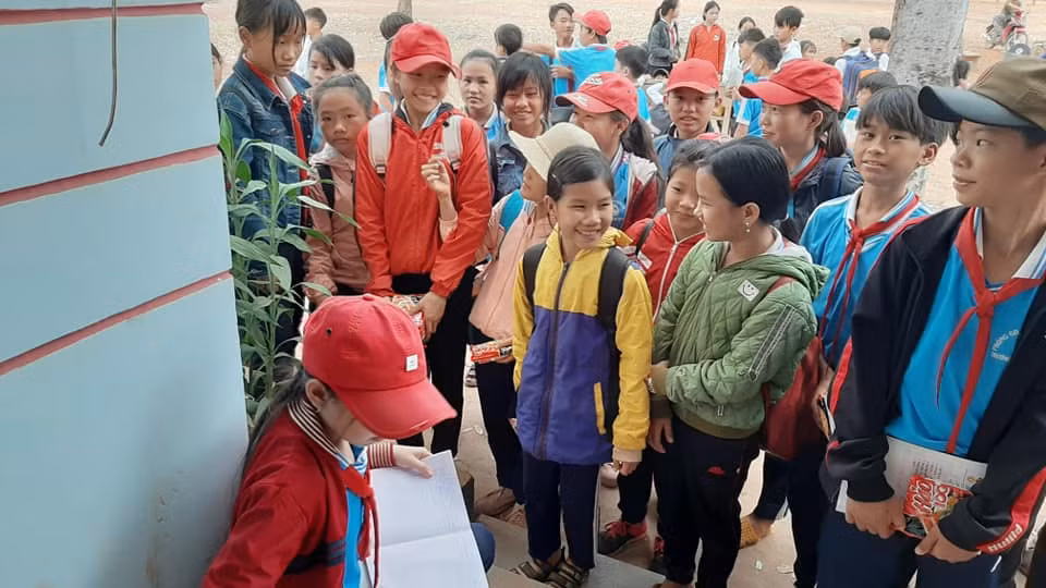 Niềm vui của học sinh đang chờ được gọi tên (Ảnh nhà trường cung cấp)