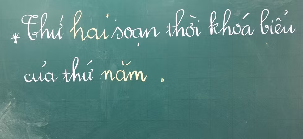Ngày nào thầy cô cũng phải ghi bảng thế này nhưng nhiều học sinh vẫn soạn sai sách vở đi học (Ảnh tác giả)