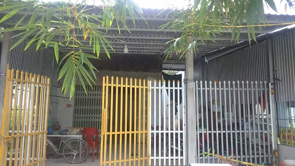 Căn nhà nơi tá túc duy nhất của gia đình cô giáo Hoài Thanh cũng đành rao bán để trả nợ nhưng vẫn chưa bán được (Ảnh nhân vật cung cấp)
