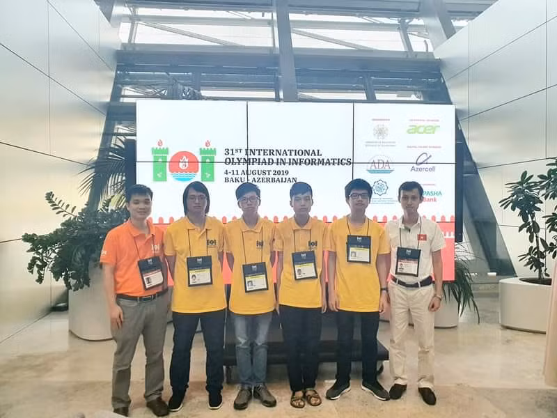 Trịnh Hữu Gia Phúc học sinh Trường Trung học phổ thông chuyên Lam Sơn tỉnh Thanh Hóa (thứ 2 từ trái sang) đạt huy chương vàng. (Ảnh nhà trường cung cấp).