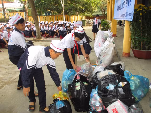 Các em đội viên nộp giấy vụn, vỏ lon bia...(Ảnh có tính chất minh họa huyện đoàn Bình Sơn)