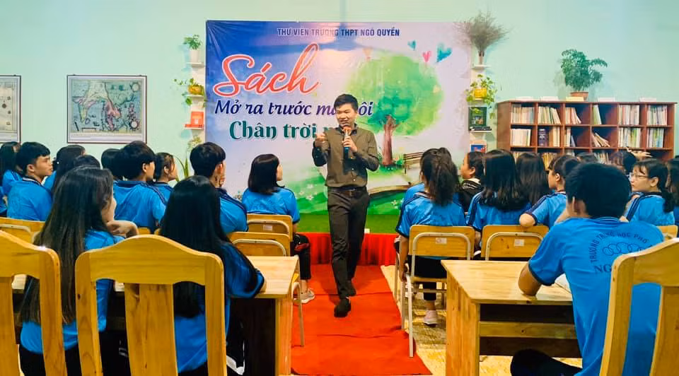 Một tiết giới thiệu cuốn sách mà bạn tâm đắc tại Trường Trung học phổ thông Ngô Quyền huyện đảo Phú Quý tỉnh Bình Thuận (Ảnh CTV)
